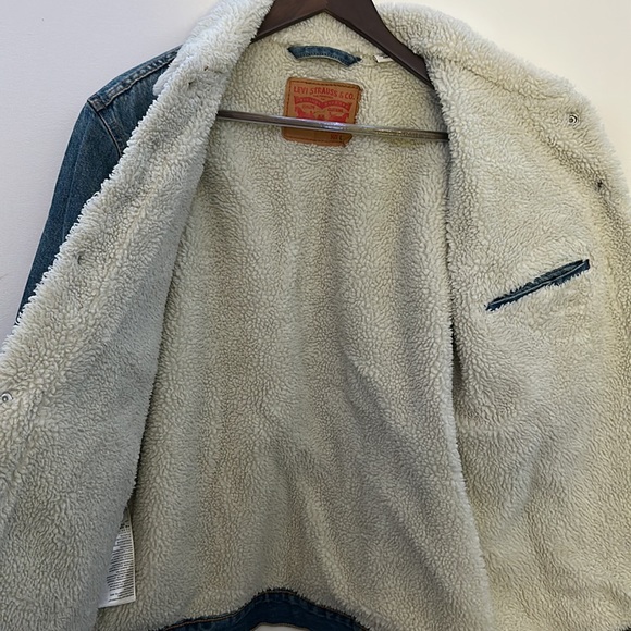 Levi’s Jean Jacket With Fur Lining - Picture 4 of 8